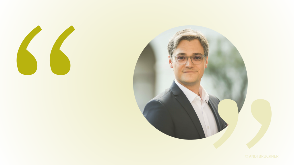Grafik mit Anführungszeichen und Portrait von Geschäftsführer Lukas Wank