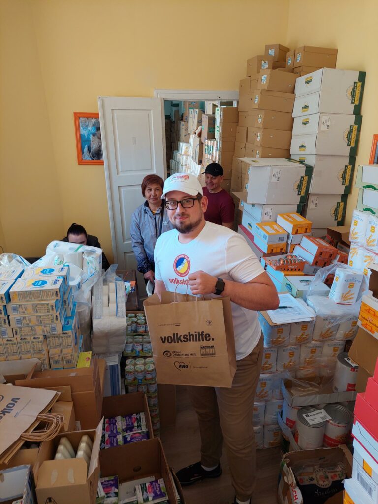 NGO-Mitarbeiter bei Verteilung von Lebensmittelpaketen