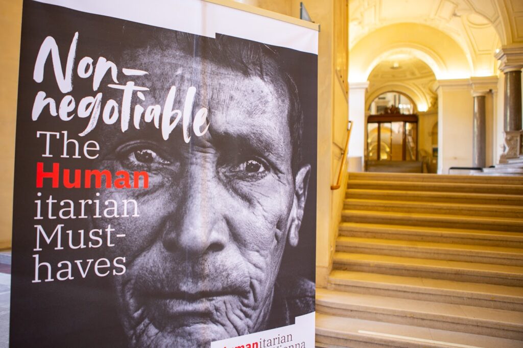 Roll-up des Humanitären Kongresses in der Aula der Universität Wien.