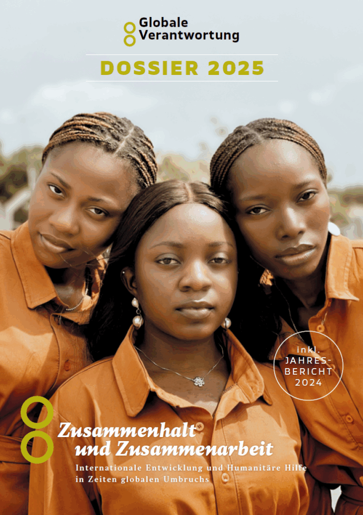 Cover des Dossiers 2025, drei Frauen in braun-orangen Oberteilen blicken in die Kamera