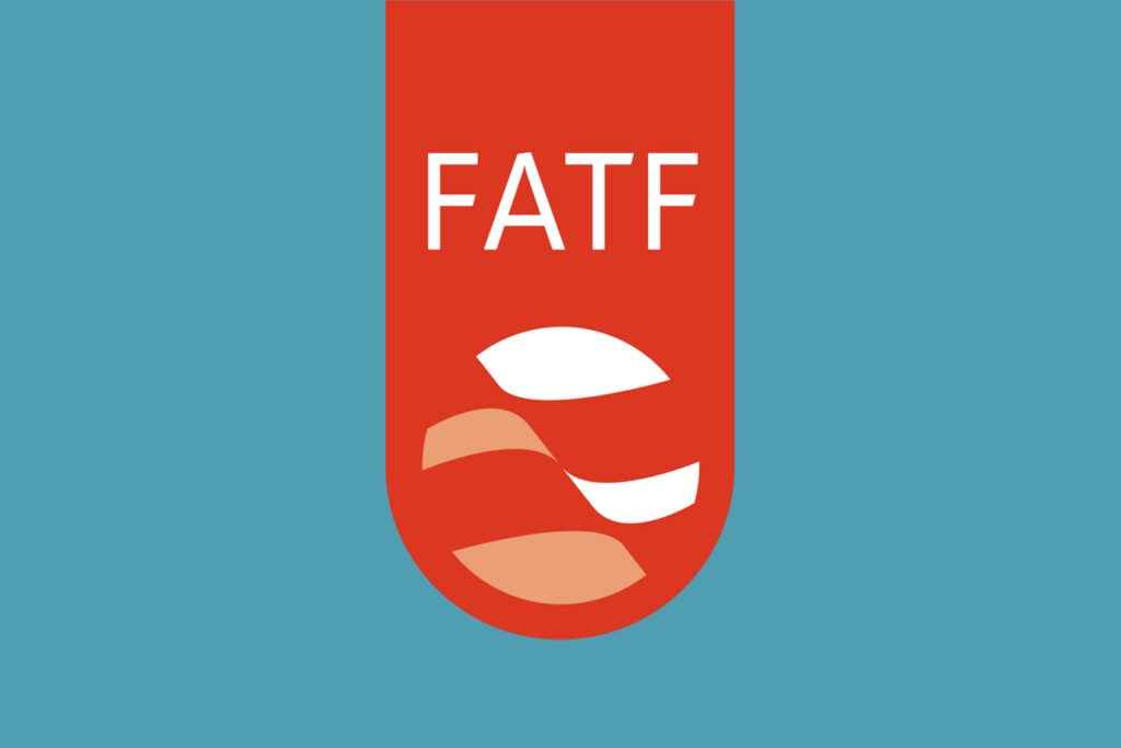 Rotes Logo mit Schrift auf blauem Hintergrund