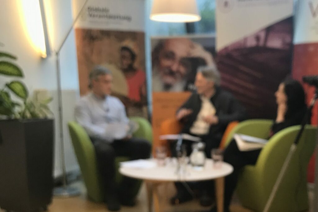 Foto des Interviewsettings mit einer Videokamera im Vordergrund