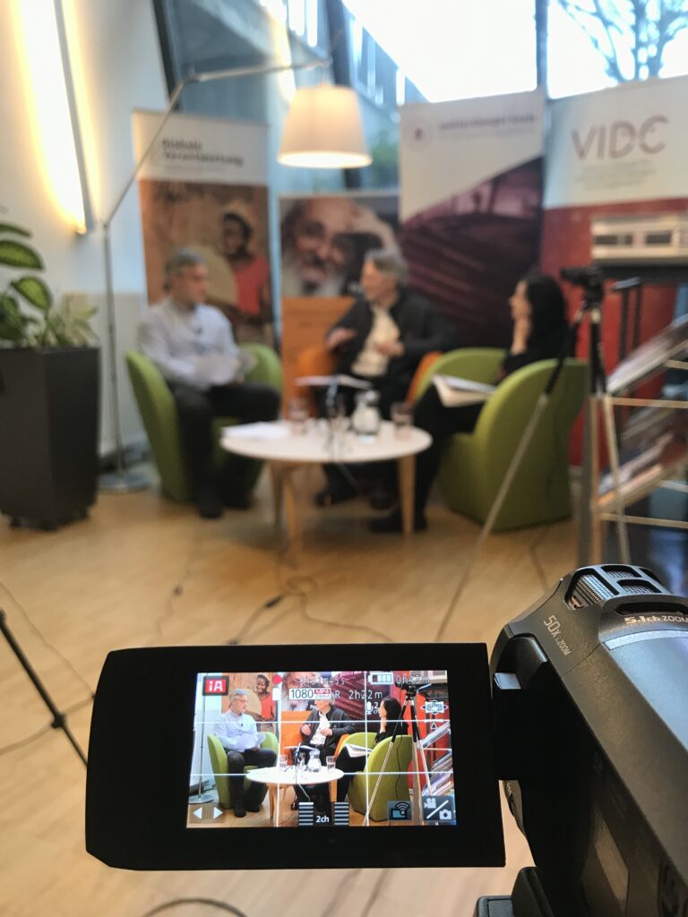 Foto des Interviewsettings mit einer Videokamera im Vordergrund